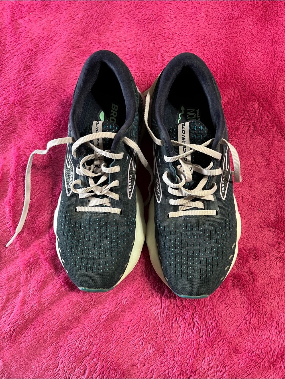 Brooks Black Running Sneakers with Teal Accents and Cream Laces